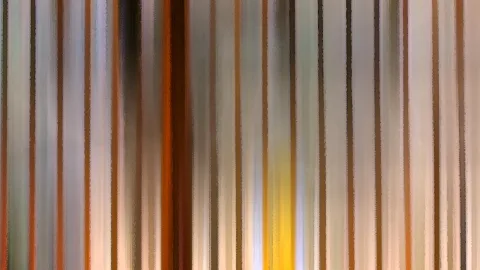 Abstrakte Komposition aus vertikalen Streifen in Orange, Braun und Creme, unten in der Mitte leuchtet ein gelber Schimmer.