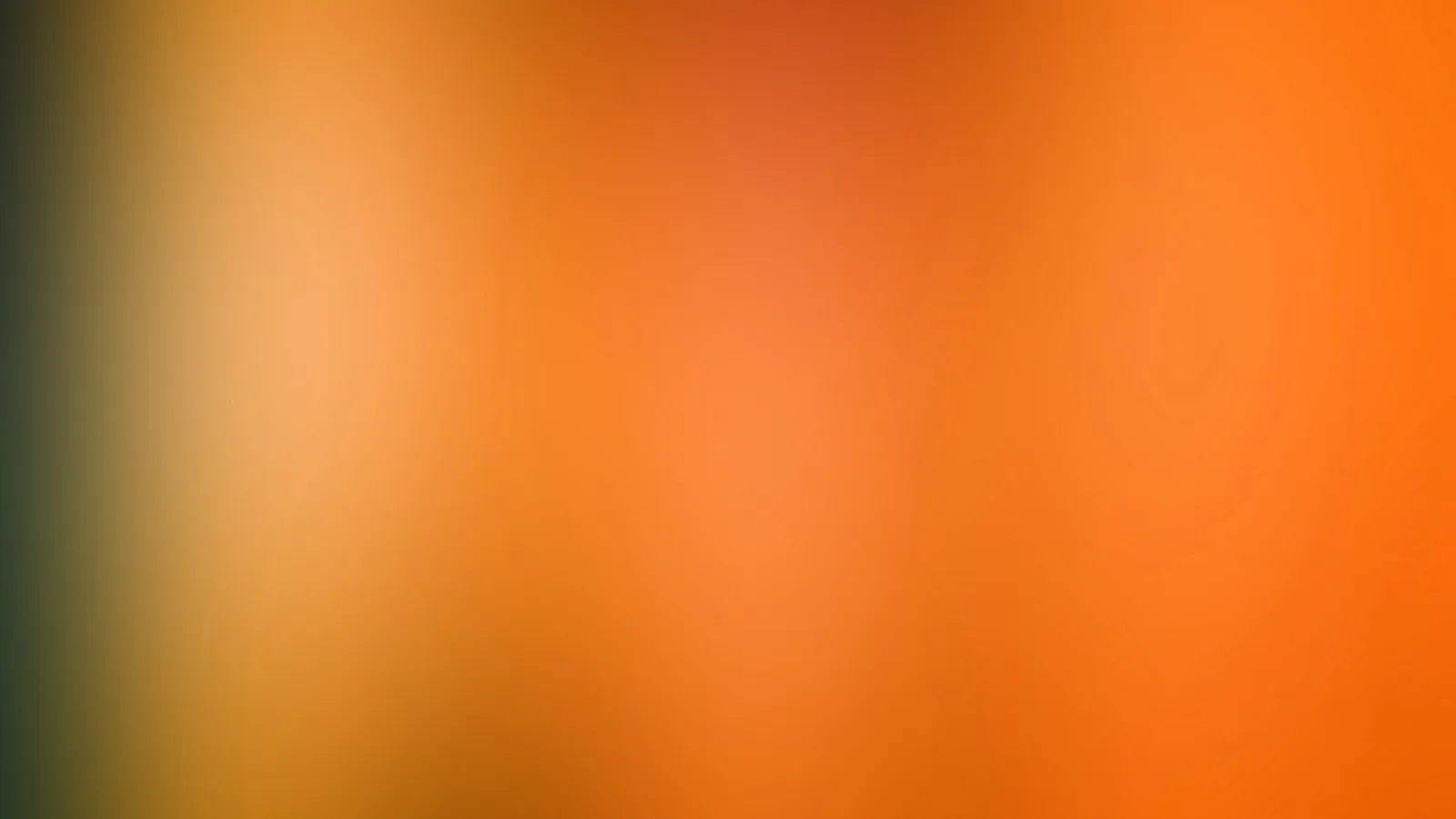 Weich verlaufender Farbverlauf von Orange über Rotorange bis Ocker, am linken Rand dunkles Olivgrün.