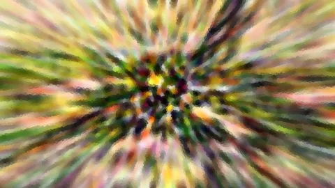 Abstrakte Komposition aus bunten Farbstrahlen in Grün, Gelb und Violett, die radial von einem dunklen Zentrum nach außen laufen, mit mosaikartiger Körnung.