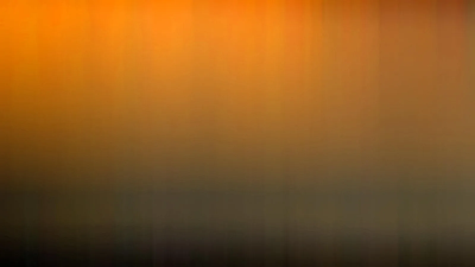 Unscharfer Farbverlauf von Orange oben zu dunklem Olivgrau unten, mit feinen vertikalen Schlieren.