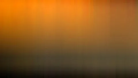 Unscharfer Farbverlauf von Orange oben zu dunklem Olivgrau unten, mit feinen vertikalen Schlieren.