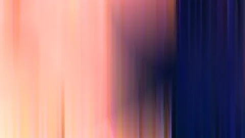 Abstrakte, vertikal verwischte Farbflächen: pfirsichfarbenes Licht links, dunkles Marineblau rechts, dazwischen ein lila Übergang.