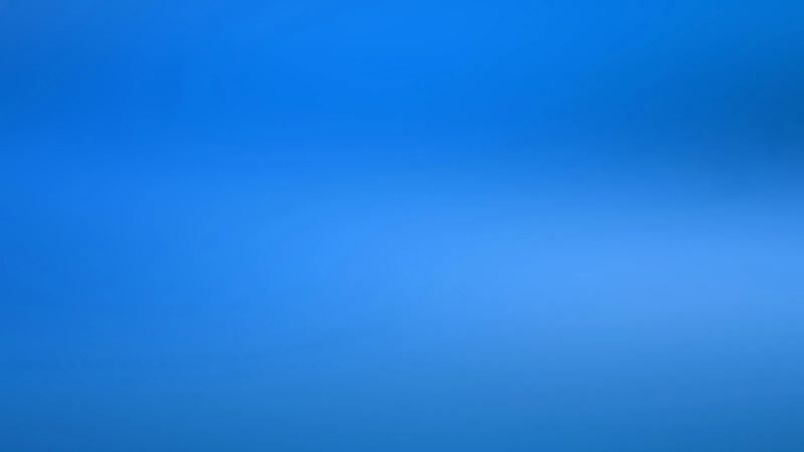 Weicher Verlauf von kräftigem Blau oben zu hellerem Blau in der Bildmitte, unten wieder dunkler, leicht verwischt.