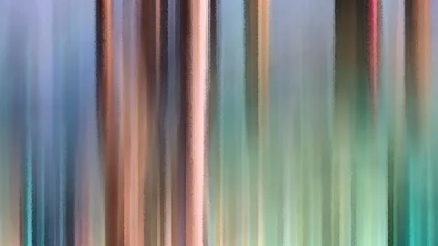 Abstrakte, senkrecht verwischte Streifen in Blau, Braun, Rosa und Grün.