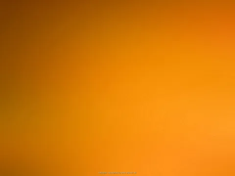 Gleichmäßiger Farbverlauf von dunklem Braunorange links oben zu hellem Orange rechts unten, ohne erkennbare Motive.