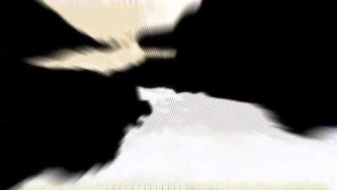Abstrakte Komposition auf schwarzem Grund: oben eine cremefarbene, verwischte Form, darunter eine helle, weiße Wolkenfläche mit feinen Lichtstreifen.