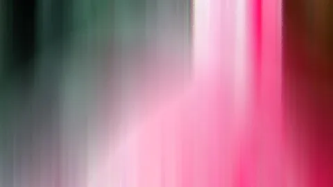 Abstrakte Komposition aus vertikalen Schlieren in Pink, Weiß, Grün und Dunkelrot, die nach rechts ineinander übergehen.