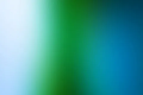 Weich ineinander übergehende Verläufe von hellem Weiß über Grün bis zu tiefem Blau, diagonal von links nach rechts.