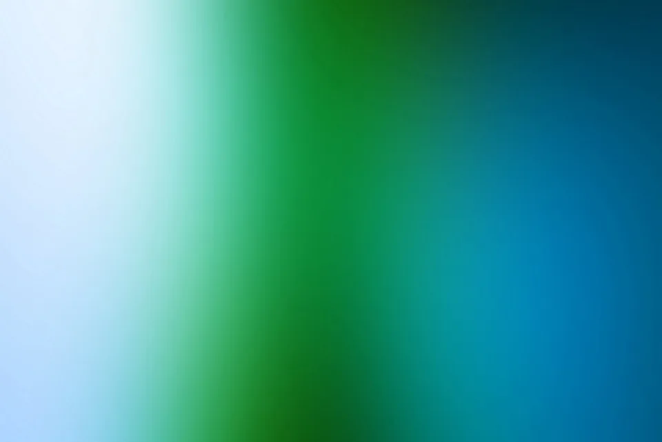Weich ineinander übergehende Verläufe von hellem Weiß über Grün bis zu tiefem Blau, diagonal von links nach rechts.