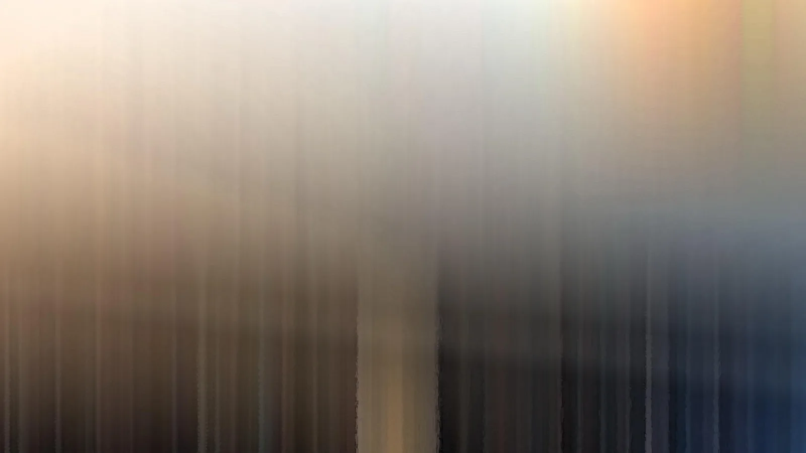 Abstrakte Komposition aus vertikalen, verwischten Streifen, oben hell cremefarben und orange, unten dunkelbraun bis blaugrau.