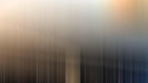 Abstrakte Komposition aus vertikalen, verwischten Streifen, oben hell cremefarben und orange, unten dunkelbraun bis blaugrau.