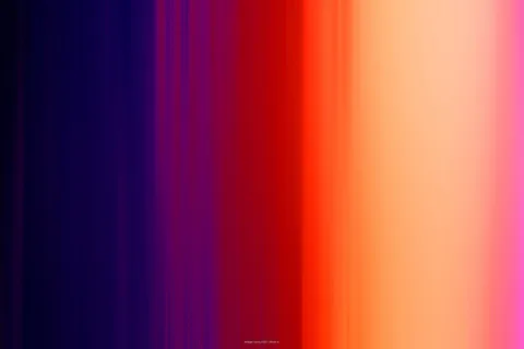 Vertikale, verwischte Farbstreifen, die von dunklem Blau über Violett und Rot zu hellem Orange und Pink verlaufen