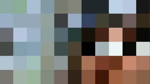 Raster aus grob verpixelten Farbfeldern: oben kühle Blau- und Grautöne, rechts dunkle Flächen, unten warme Braun- und Terrakottatöne.