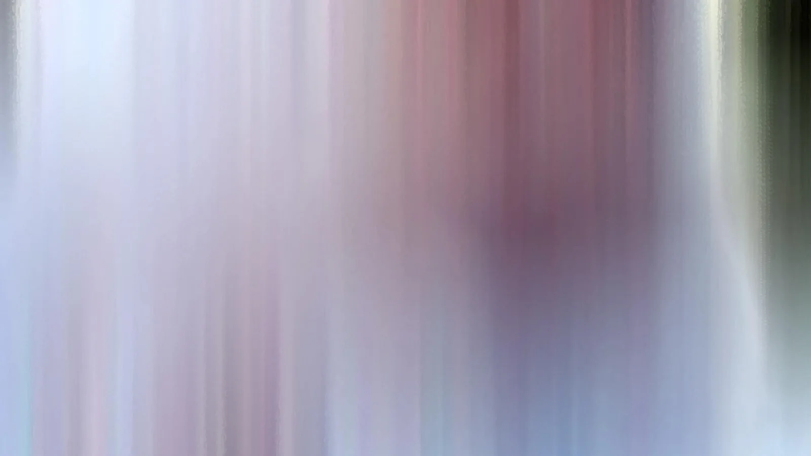 Abstrakte Komposition aus senkrechten, verwischten Streifen in Lavendel, Rosa und Blaugrau, rechts am Rand ein dunkles Grün.