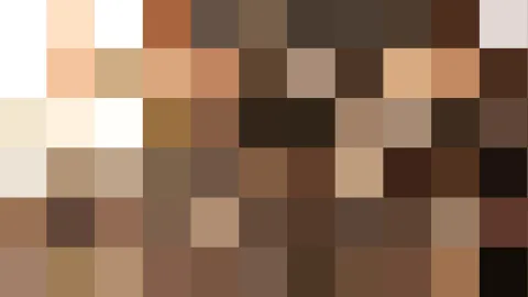 Quadratisches Pixelmosaik aus Weiß, Beige und dunklen Brauntönen in einem Raster von Farbfeldern