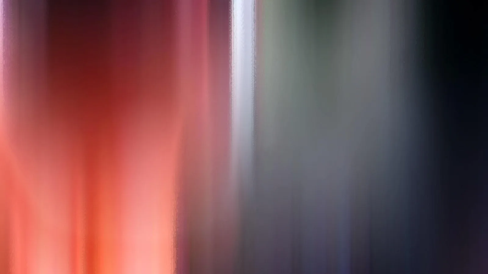Abstraktes Bild aus senkrechten, verwischten Streifen: links leuchtendes Rot und Orange, in der Mitte helles Weiß und Grau, rechts dunkles Blau-Schwarz.