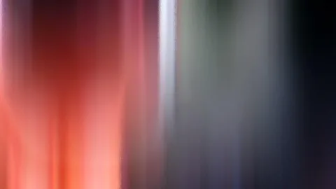 Abstraktes Bild aus senkrechten, verwischten Streifen: links leuchtendes Rot und Orange, in der Mitte helles Weiß und Grau, rechts dunkles Blau-Schwarz.
