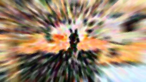 Abstrakte Komposition aus radial angeordneten Farbstreifen in Orange, Grün und Weiß, im Zentrum eine dunkle Silhouette.