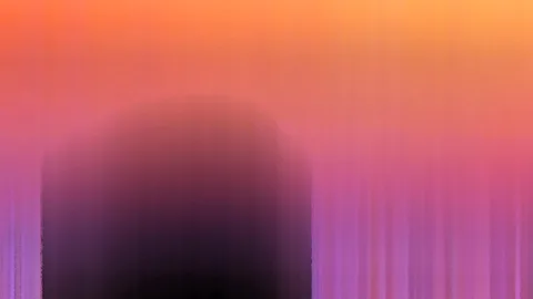 Abstrakter Farbverlauf von Orange oben zu Violett unten, in der Mitte eine dunkle, unscharfe Bogenform mit vertikalen Schlieren.