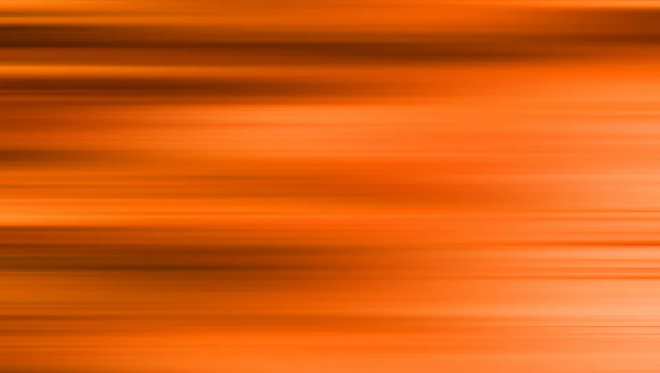 Abstrakte Komposition aus horizontalen, verschwommenen Streifen in Orange- und Brauntönen, die von hell nach dunkel wechseln.