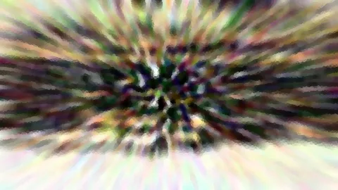 Abstrakte Komposition aus bunten, radial verwischten Farbstreifen, die von einem dunklen, grünlichen Zentrum nach außen strahlen, mit feiner Mosaikstruktur.
