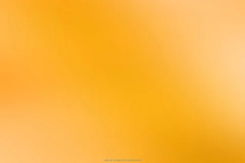 Weicher Farbverlauf von Orange über Gelb bis Hellorange mit sanften Schlieren, unten ein kleiner Schriftzug