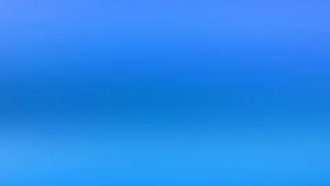 Weicher horizontaler Farbverlauf von hellem Blau oben über dunkleres Blau in der Mitte zu leuchtendem Hellblau unten.