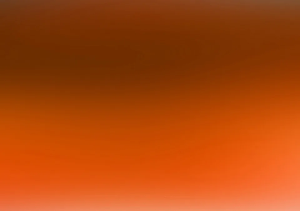 Weicher Farbverlauf von dunklem Braun oben zu hellem Orange und Lachs unten