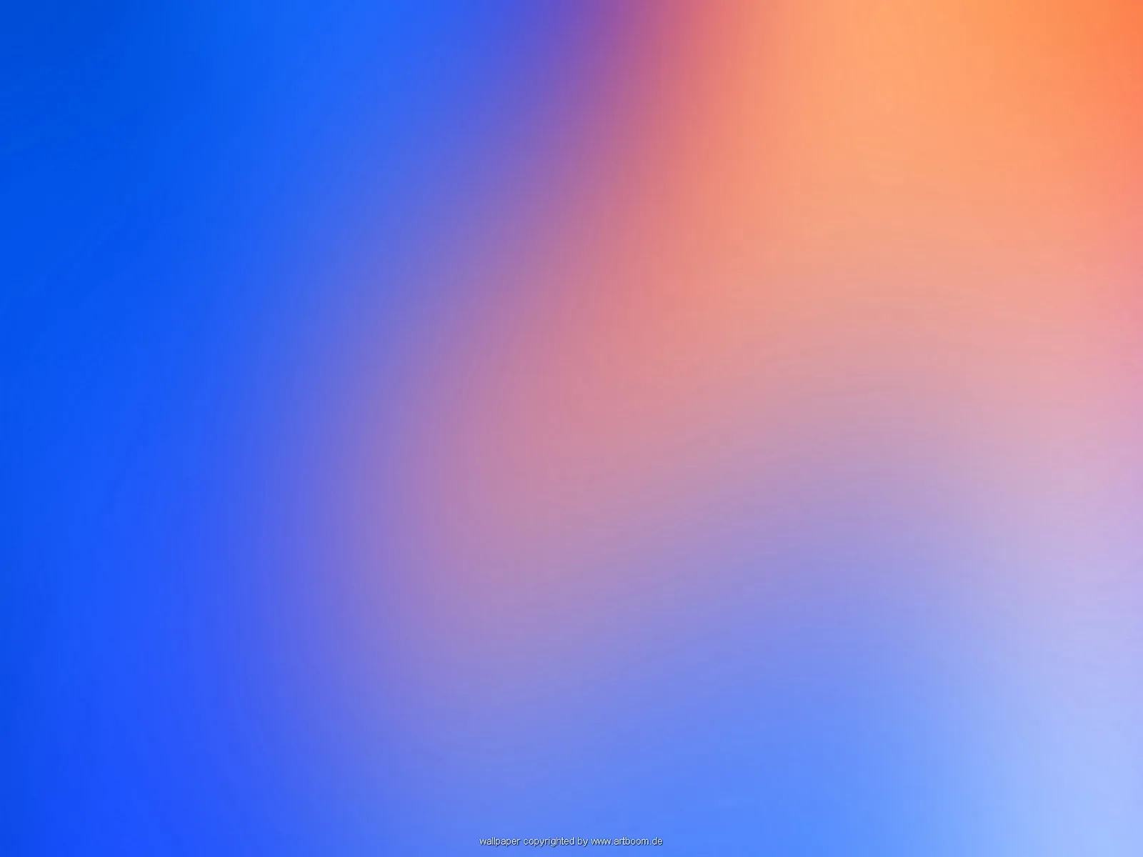 Unscharfer Farbverlauf von kräftigem Blau links über Lila in die Mitte bis zu Orange oben rechts, unten rechts hellblau auslaufend.