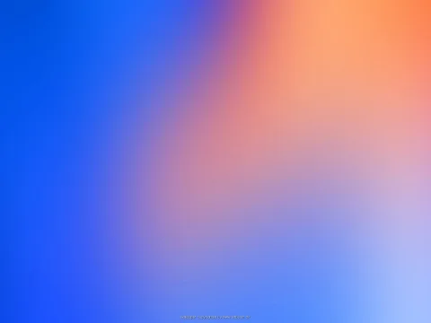 Unscharfer Farbverlauf von kräftigem Blau links über Lila in die Mitte bis zu Orange oben rechts, unten rechts hellblau auslaufend.