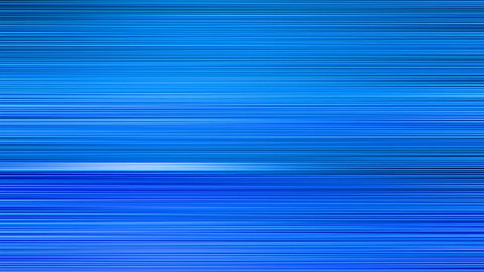 Abstrakte Fläche aus horizontalen blauen Streifen in unterschiedlichen Helligkeiten, oben heller, unten intensiveres Blau mit einem hellen Lichtband im unteren Drittel der oberen Hälfte.