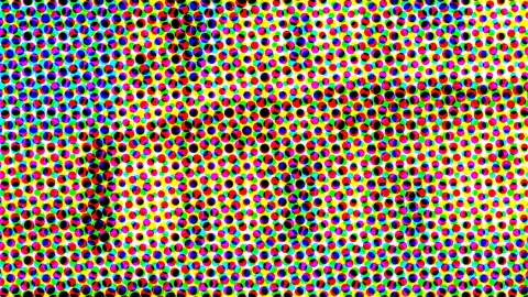 Dichtes Raster aus farbigen Punkten in Rot, Gelb, Grün, Blau, Cyan und Magenta auf weißem Grund, mit dunkleren schwarzen Punkten, die eine diffuse Form andeuten.