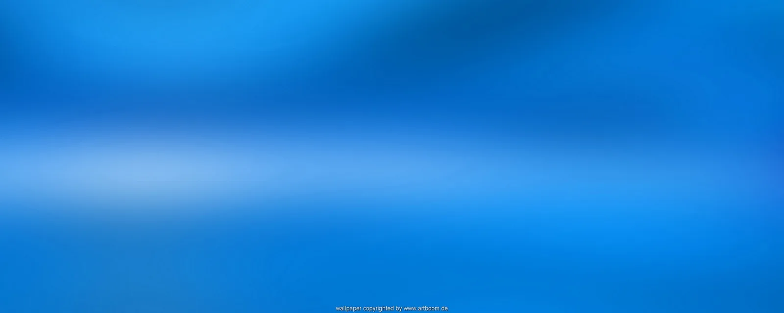 Verschwommene blaue Fläche mit einem hellen, horizontalen Lichtstreifen in der Bildmitte, nach oben und unten dunkler werdend.