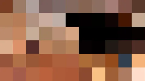 Grobes Pixelmosaik aus braunen, beigen und rötlichen Farbfeldern, rechts oben und in der Mitte mit großen schwarzen Flächen.