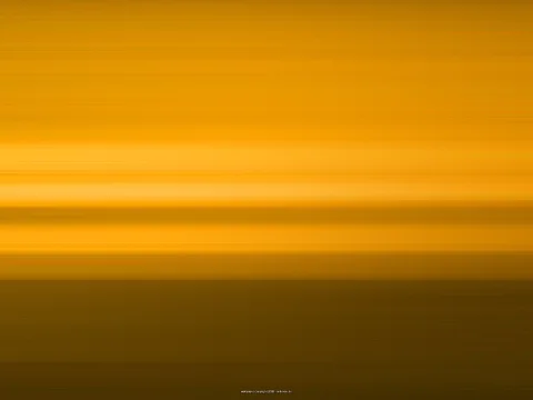 Horizontale, gelb-orange Streifen mit weichen Übergängen, die oben heller und unten dunkler werden, mit einem dunkelbraunen Bereich am unteren Rand.