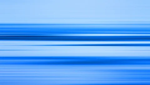 Abstrakte Komposition aus horizontalen, blauen Streifen unterschiedlicher Helligkeit, die wie eine verwischte Bewegung wirken.