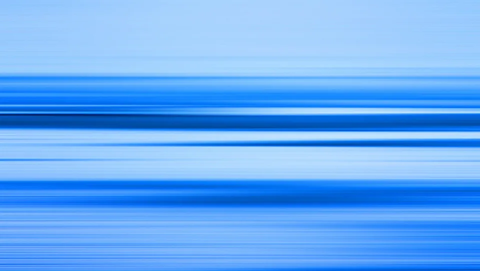 Abstrakte Komposition aus horizontalen, blauen Streifen unterschiedlicher Helligkeit, die wie eine verwischte Bewegung wirken.