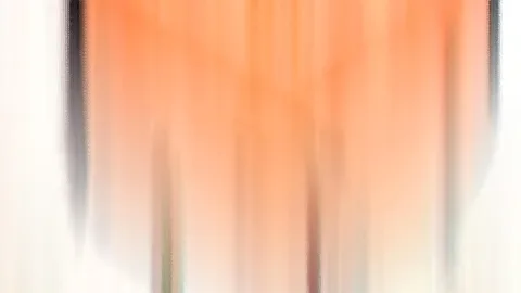 Abstrakte, senkrecht verwischte Streifen in Orange, Pfirsich und Weiß, an den Rändern links und rechts dunkle Schlieren.