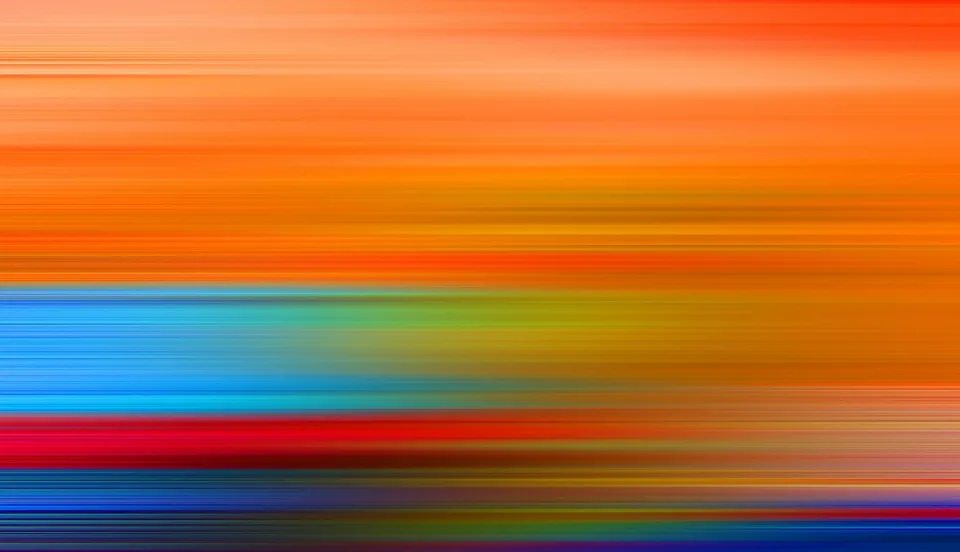 Abstrakte horizontale Streifen aus Orange, Blau, Rot und Gelb, die wie verwischte Bewegung von oben nach unten ineinanderlaufen.