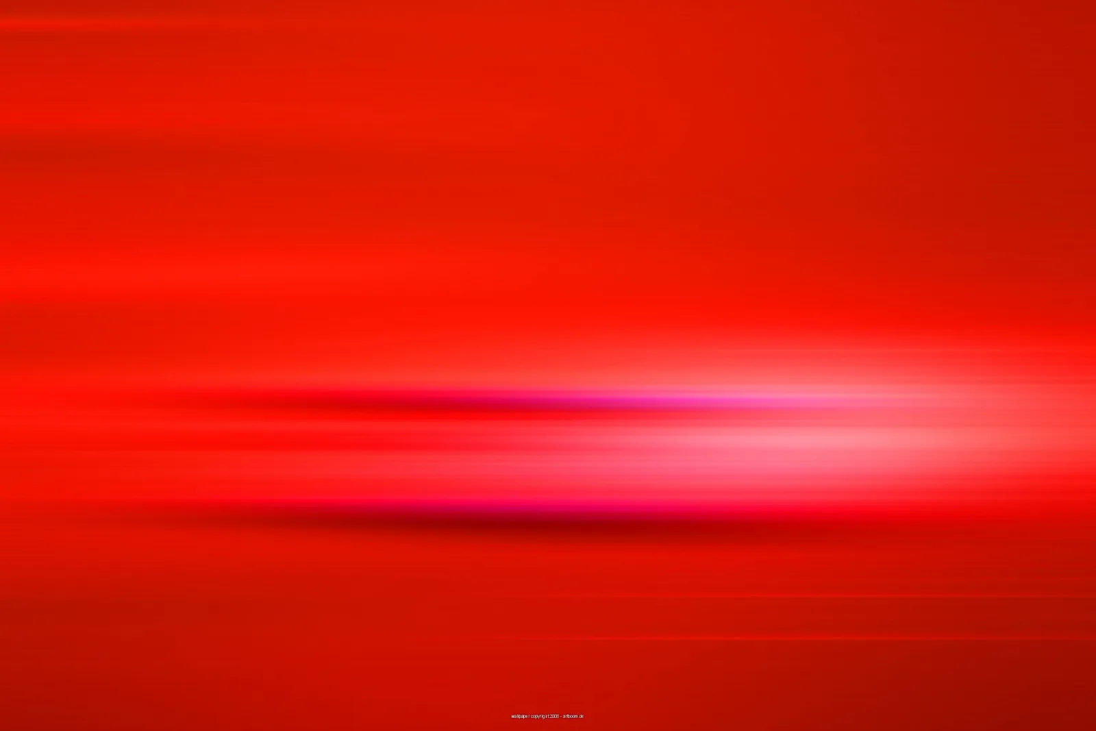Horizontale rote Lichtstreifen mit einem hellen, rosafarbenen Glanz rechts der Bildmitte vor einem einheitlich roten Hintergrund.