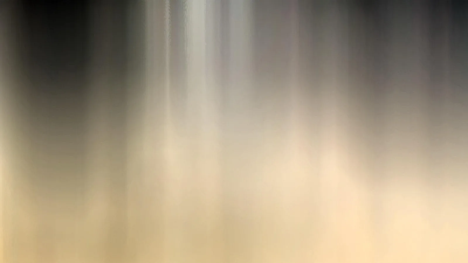 Abstrakte, senkrechte Schlieren, oben dunkelgrau, unten warm beige-golden verlaufend.