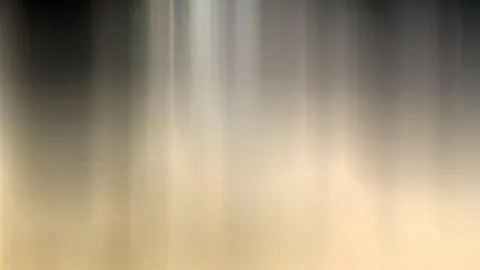 Abstrakte, senkrechte Schlieren, oben dunkelgrau, unten warm beige-golden verlaufend.