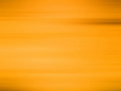 Verwischte horizontale Streifen in Orange und Gelb, dunklere Schlieren oben rechts.