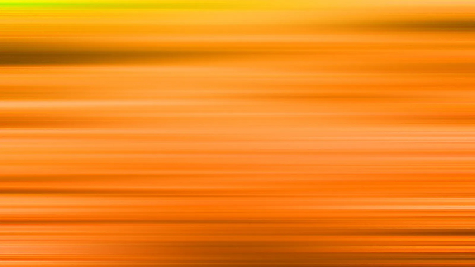 Abstrakte Fläche aus horizontalen, verwischten Streifen in Orange, Gelb und Braun, oben ein grüner Lichtstreifen am Rand.