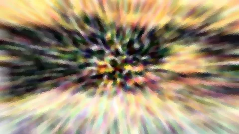 Abstrakte Komposition aus radial angeordneten, verwischten Farbstreifen in Gelb, Grün, Violett und Weiß, die von einem dunklen Zentrum nach außen strahlen.