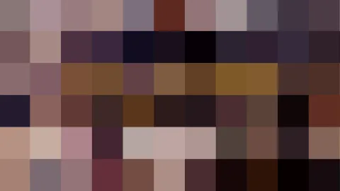 Abstraktes Raster aus Quadraten in gedämpften Braun-, Mauve-, Violett- und Schwarztönen, mit einzelnen orangefarbenen und goldenen Akzenten.
