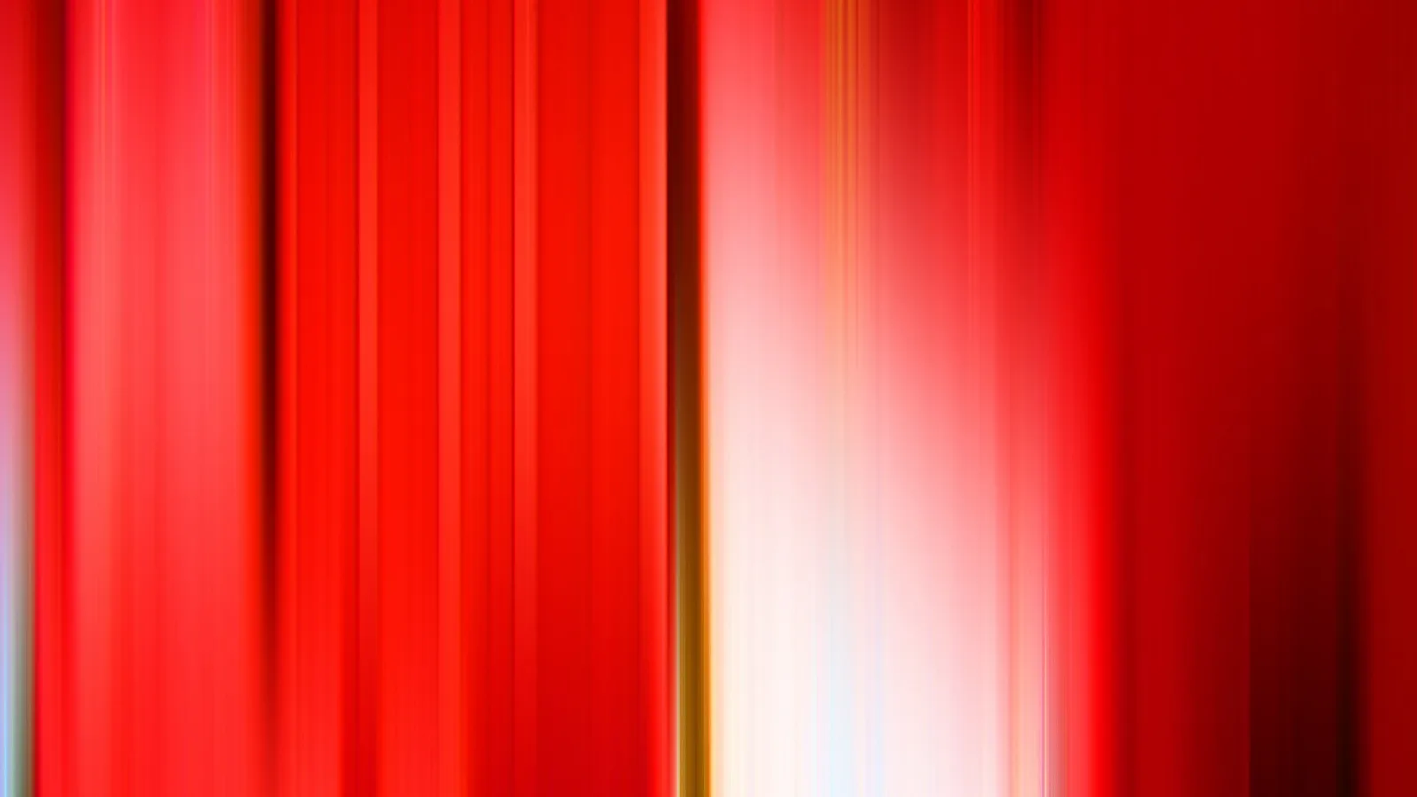 Abstrakte Bewegungsunschärfe aus senkrechten roten Streifen, rechts ein helles weißliches Licht