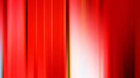 Abstrakte Bewegungsunschärfe aus senkrechten roten Streifen, rechts ein helles weißliches Licht