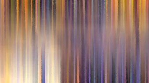 Abstraktes Bild aus senkrechten, verwischten Streifen in Gelb, Orange, Violett und Blau mit hellen Lichtflecken