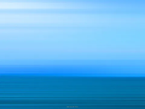 Horizontal verwischte Aufnahme: oben heller Himmel in Blautönen, unten eine dunklere blaue Meeresfläche mit waagerechten Schlieren.